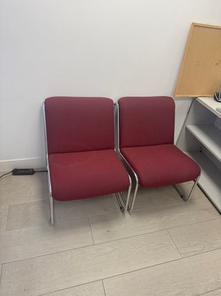 Mesa de oficina gris y blanca