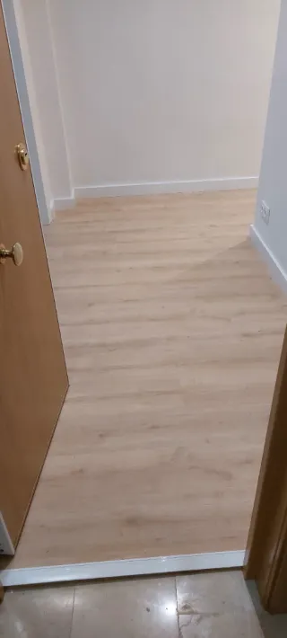 Instalación y venta de tarima y vinilico