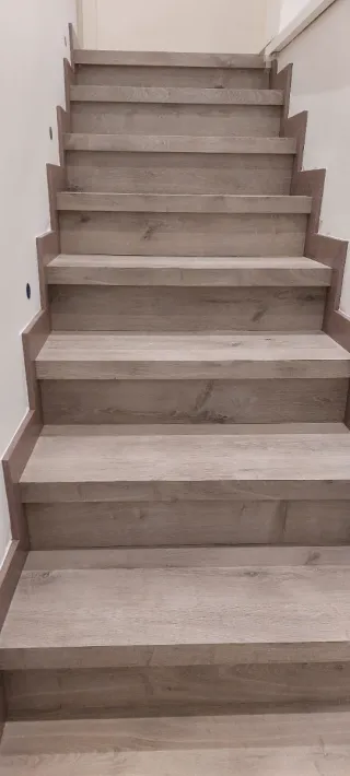 Instalación y venta de tarima y vinilico