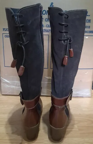 Botas altas de cuña negras y marrones