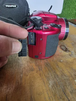 Fotocamera Fujifilm Rossa con Borsa e Cavi