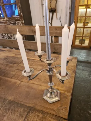 Candelabro de metal plateado