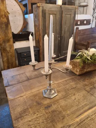 Candelabro de metal plateado