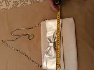 Bolso de mano y hombro beige y plata con lazo