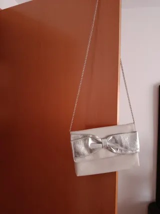 Bolso de mano y hombro beige y plata con lazo