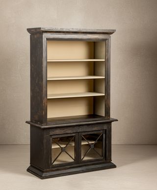 Librería vitrina en madera negra decapé