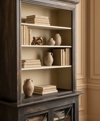 Librería vitrina en madera negra decapé