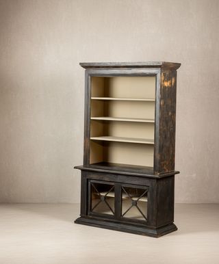 Librería vitrina en madera negra decapé