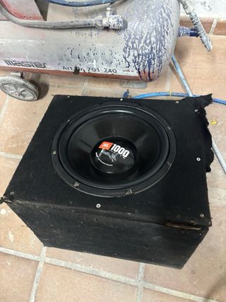 Subwoofer JBL 1000 W GT4 Series + Cajón