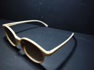 Occhiali da sole beige anni '90