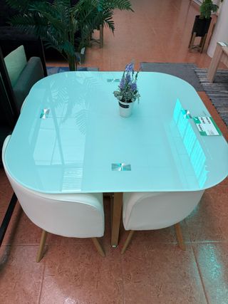 Mesa de cristal con 4 sillas de madera