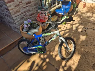 Bicicleta infantil azul y blanca