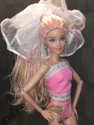 Barbie con capelli lunghi rosa e biondi