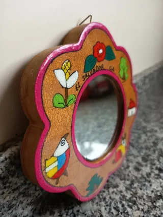 Espejo artesano de madera hecho a mano.