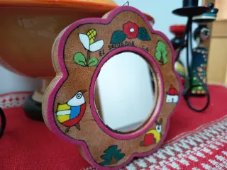 Espejo artesano de madera hecho a mano.