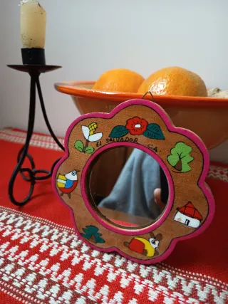 Espejo artesano de madera hecho a mano.