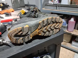 Zapatos de seguridad negros y grises