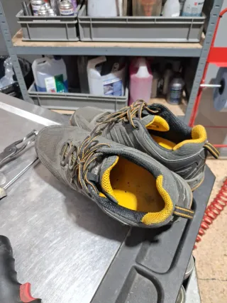 Zapatos de seguridad negros y grises