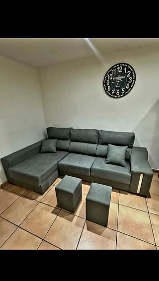 Sofá modular gris con 2 pufs