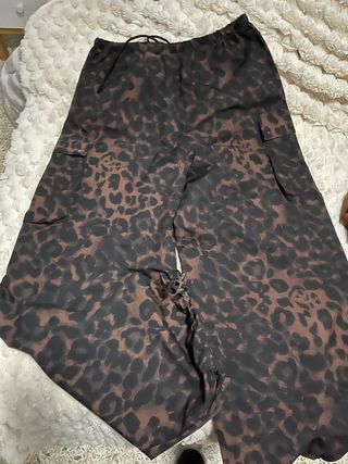 Pantalón cargo estampado leopardo