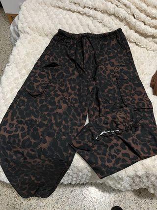 Pantalón cargo estampado leopardo