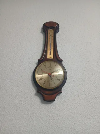 Reloj de pared madera y termómetro