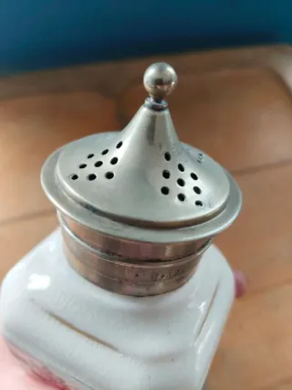 Tamizador de azúcar antiguo