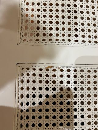 Banco pie de cama blanco con asiento de rejilla