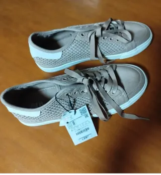 Zapatillas Zara Beige y Blancas