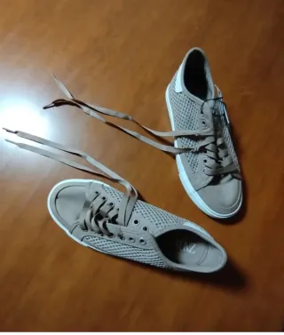 Zapatillas Zara Beige y Blancas