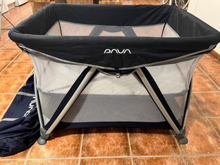 Cuna de viaje Nuna azul marino. Dos alturas.
