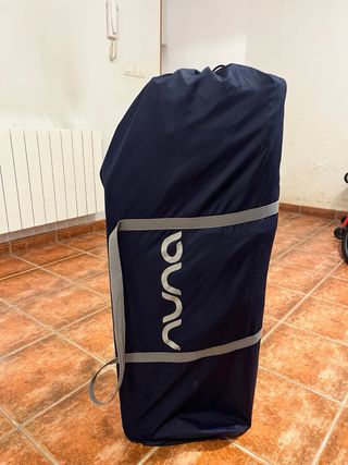 Cuna de viaje Nuna azul marino. Dos alturas.