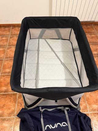 Cuna de viaje Nuna azul marino. Dos alturas.