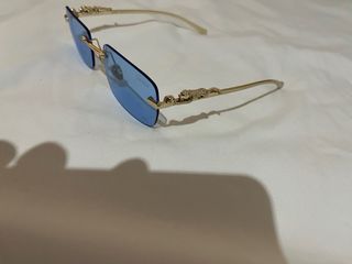 Gafas de lujo doradas y azules (Cartier)