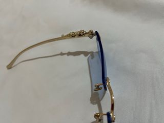 Gafas de lujo doradas y azules (Cartier)