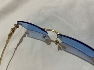 Gafas de lujo doradas y azules (Cartier)