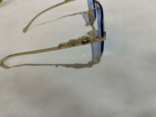 Gafas de lujo doradas y azules (Cartier)