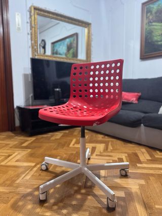 Silla de escritorio roja con ruedas