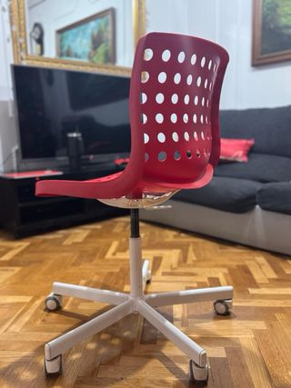 Silla de escritorio roja con ruedas
