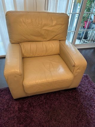 Sofá 2 plazas y sillón beige piel