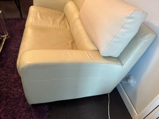 Sofá 2 plazas y sillón beige piel