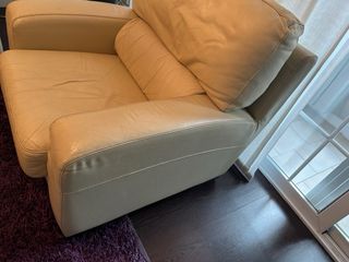 Sofá 2 plazas y sillón beige piel