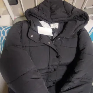 Abrigo negro acolchado con capucha de marca JDY