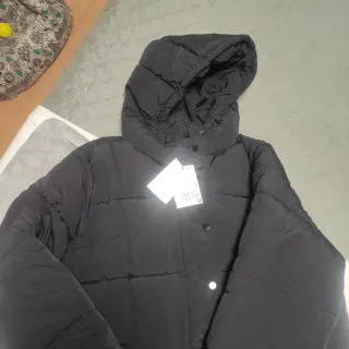 Abrigo negro acolchado con capucha de marca JDY