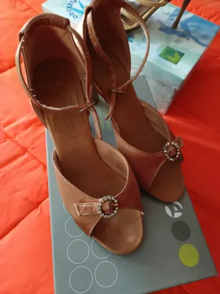 Zapatos de tacón beige/dorado Talla 36