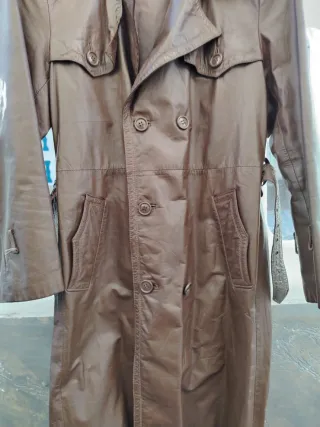 Trench doppiopetto in pelle marrone chiaro