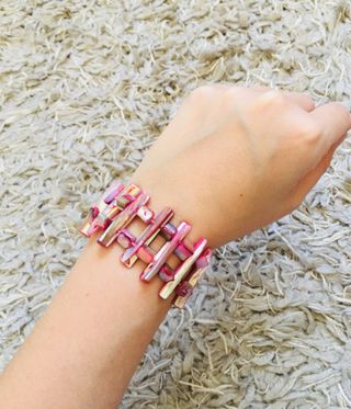 Pulsera rosa y multicolor