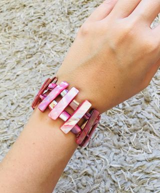 Pulsera rosa y multicolor