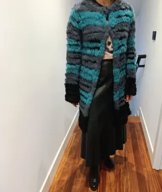 Abrigo de pelo rayas gris y turquesa