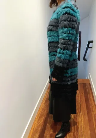 Abrigo de pelo rayas gris y turquesa